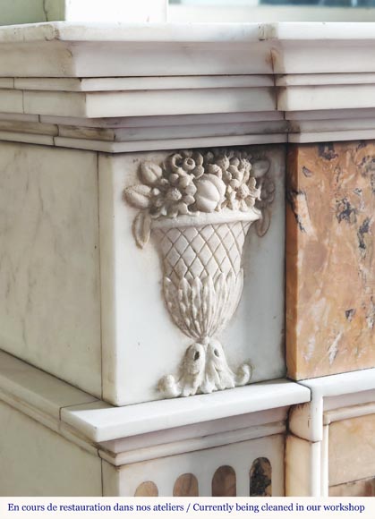 Cheminée de style Louis XVI bicolore en blanc de Carrare et jaune de Sienne, décorée de vases fleuris Cheminée de style Louis XVI bicolore en blanc de Carrare et jaune de Sienne, décorée de vases fleuris-3