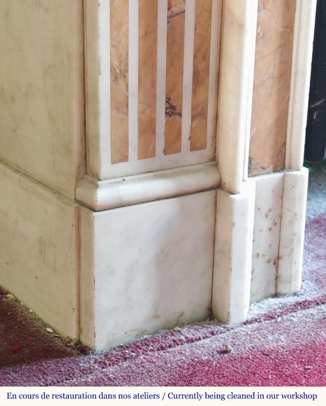 Cheminée de style Louis XVI bicolore en blanc de Carrare et jaune de Sienne, décorée de vases fleuris Cheminée de style Louis XVI bicolore en blanc de Carrare et jaune de Sienne, décorée de vases fleuris-4