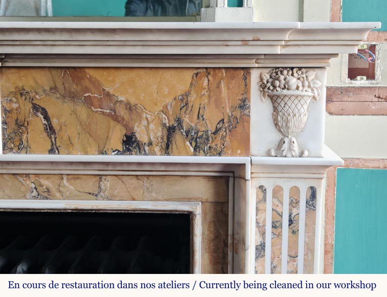 Cheminée de style Louis XVI bicolore en blanc de Carrare et jaune de Sienne, décorée de vases fleuris Cheminée de style Louis XVI bicolore en blanc de Carrare et jaune de Sienne, décorée de vases fleuris-6