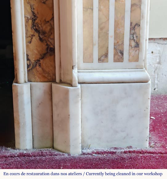 Cheminée de style Louis XVI bicolore en blanc de Carrare et jaune de Sienne, décorée de vases fleuris Cheminée de style Louis XVI bicolore en blanc de Carrare et jaune de Sienne, décorée de vases fleuris-7