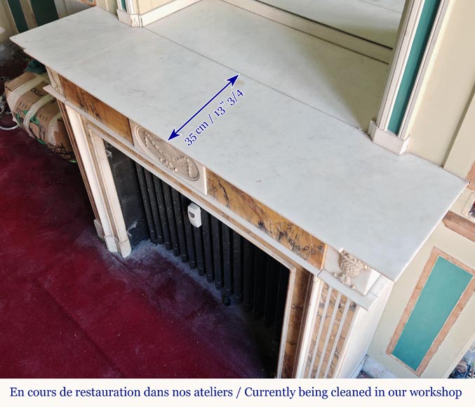 Cheminée de style Louis XVI bicolore en blanc de Carrare et jaune de Sienne, décorée de vases fleuris Cheminée de style Louis XVI bicolore en blanc de Carrare et jaune de Sienne, décorée de vases fleuris-9