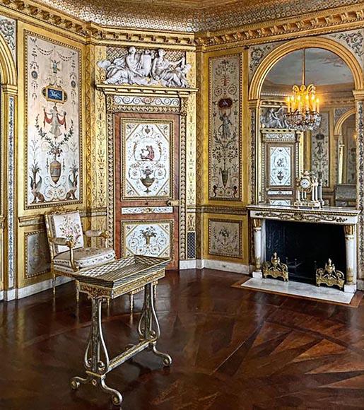 Très belle cheminée ancienne de style Louis XVI en marbre Carrare statuaire à colonnes en forme de carquois, d'après le modèle du Château de Fontainebleau Très belle cheminée ancienne de style Louis XVI en marbre Carrare statuaire à colonnes en forme de carquois, d'après le modèle du Château de Fontainebleau-2