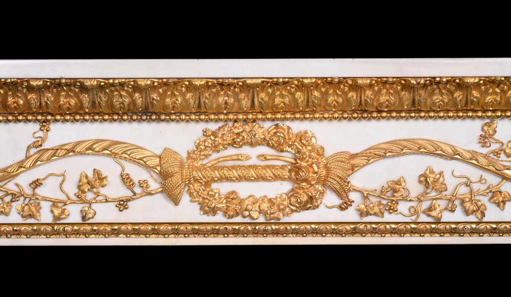 Très belle cheminée ancienne de style Louis XVI en marbre Carrare statuaire à colonnes en forme de carquois, d'après le modèle du Château de Fontainebleau Très belle cheminée ancienne de style Louis XVI en marbre Carrare statuaire à colonnes en forme de carquois, d'après le modèle du Château de Fontainebleau-3