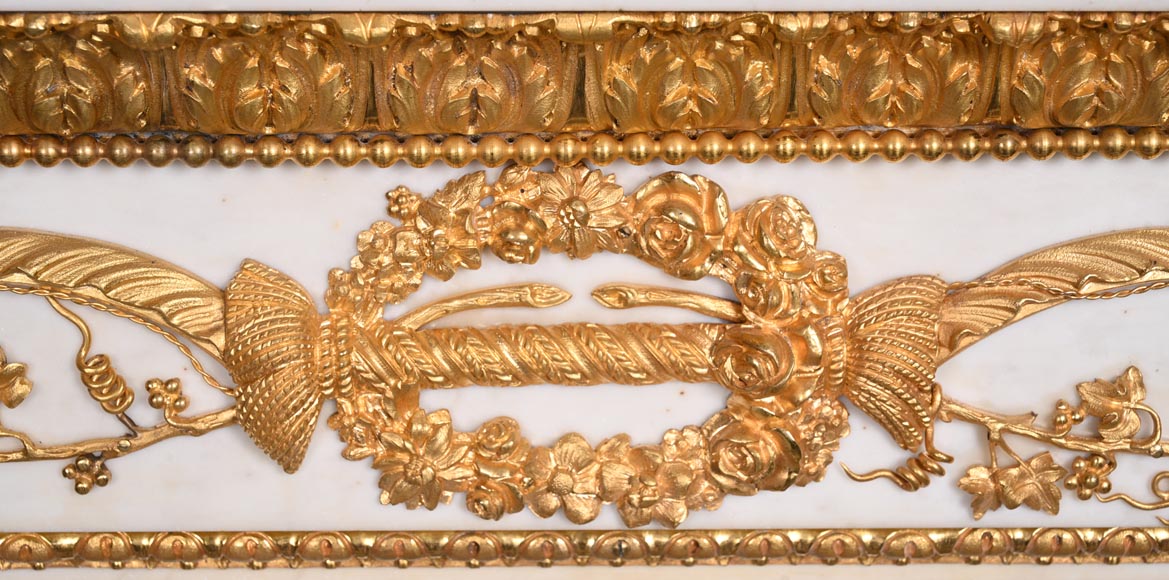 Très belle cheminée ancienne de style Louis XVI en marbre Carrare statuaire à colonnes en forme de carquois, d'après le modèle du Château de Fontainebleau Très belle cheminée ancienne de style Louis XVI en marbre Carrare statuaire à colonnes en forme de carquois, d'après le modèle du Château de Fontainebleau-4