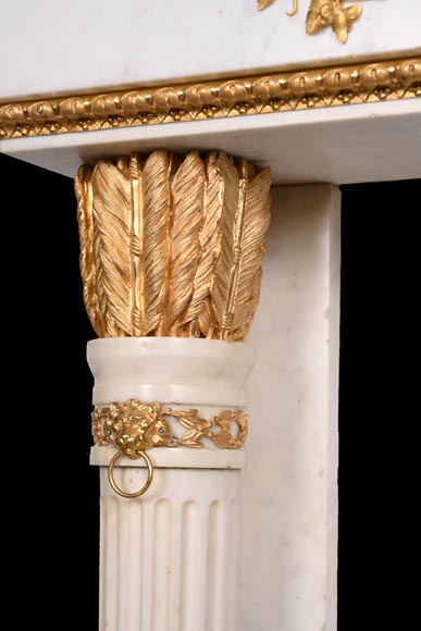 Très belle cheminée ancienne de style Louis XVI en marbre Carrare statuaire à colonnes en forme de carquois, d'après le modèle du Château de Fontainebleau Très belle cheminée ancienne de style Louis XVI en marbre Carrare statuaire à colonnes en forme de carquois, d'après le modèle du Château de Fontainebleau-6