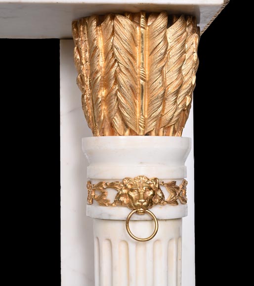 Très belle cheminée ancienne de style Louis XVI en marbre Carrare statuaire à colonnes en forme de carquois, d'après le modèle du Château de Fontainebleau Très belle cheminée ancienne de style Louis XVI en marbre Carrare statuaire à colonnes en forme de carquois, d'après le modèle du Château de Fontainebleau-9