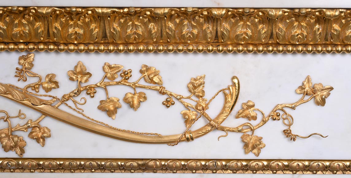 Très belle cheminée ancienne de style Louis XVI en marbre Carrare statuaire à colonnes en forme de carquois, d'après le modèle du Château de Fontainebleau Très belle cheminée ancienne de style Louis XVI en marbre Carrare statuaire à colonnes en forme de carquois, d'après le modèle du Château de Fontainebleau-10