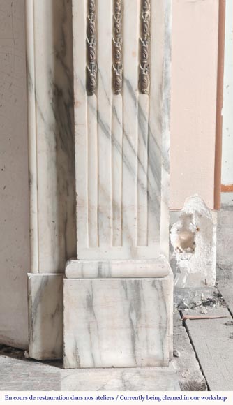 Cheminée de style Louis XVI à décor de bronze en marbre Arabescato Cheminée de style Louis XVI à décor de bronze en marbre Arabescato-7