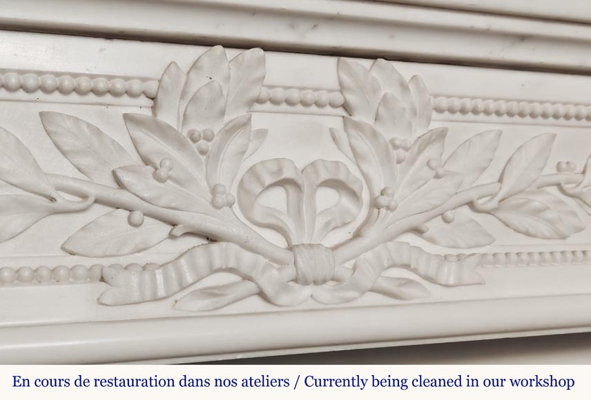 Grande Cheminée style Louis XVI à feuilles d'acanthe et perlés, en marbre statuaire Grande Cheminée style Louis XVI à feuilles d'acanthe et perlés, en marbre statuaire-2