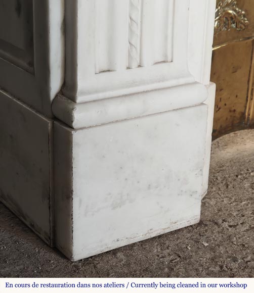 Grande Cheminée style Louis XVI à feuilles d'acanthe et perlés, en marbre statuaire Grande Cheminée style Louis XVI à feuilles d'acanthe et perlés, en marbre statuaire-7