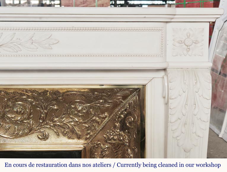 Grande Cheminée style Louis XVI à feuilles d'acanthe et perlés, en marbre statuaire Grande Cheminée style Louis XVI à feuilles d'acanthe et perlés, en marbre statuaire-9