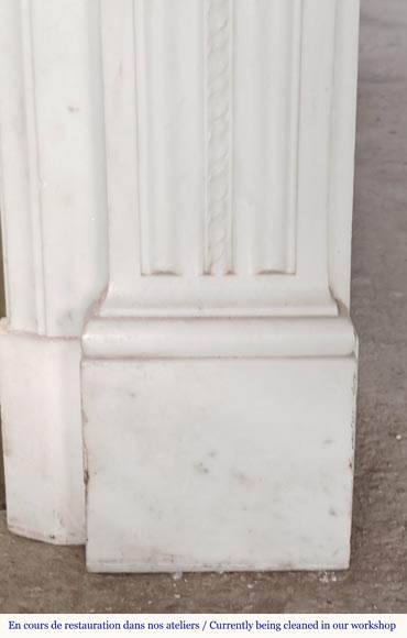 Grande Cheminée style Louis XVI à feuilles d'acanthe et perlés, en marbre statuaire Grande Cheminée style Louis XVI à feuilles d'acanthe et perlés, en marbre statuaire-10