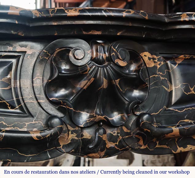 Cheminée de style Louis XV à coquilles, en marbre Portor Cheminée de style Louis XV à coquilles, en marbre Portor-2