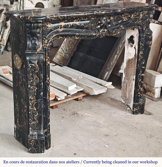 Cheminée de style Louis XV à coquilles, en marbre Portor Cheminée de style Louis XV à coquilles, en marbre Portor-3