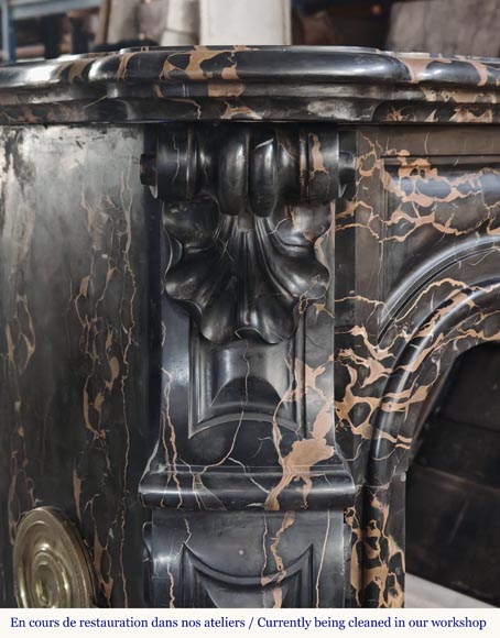 Cheminée de style Louis XV à coquilles, en marbre Portor Cheminée de style Louis XV à coquilles, en marbre Portor-4