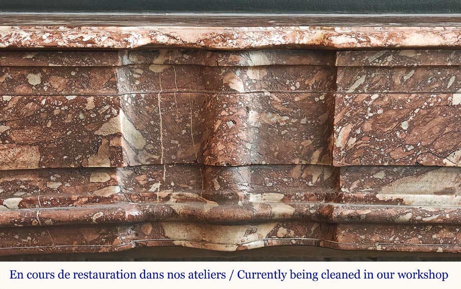 Cheminée d'époque Régence à décor d'enroulement en marbre bréché rouge Cheminée d'époque Régence à décor d'enroulement en marbre bréché rouge-1