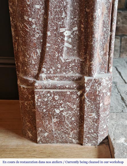 Cheminée d'époque Régence à décor d'enroulement en marbre bréché rouge Cheminée d'époque Régence à décor d'enroulement en marbre bréché rouge-5