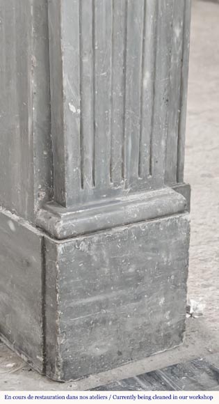 Cheminée de style Louis XVI en marbre bleu turquin, à simple cannelure Cheminée de style Louis XVI en marbre bleu turquin, à simple cannelure-4