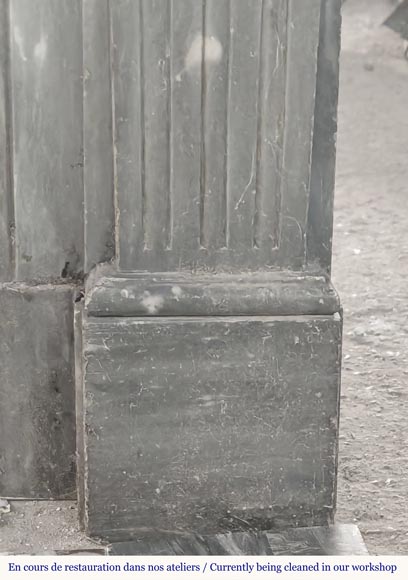 Cheminée de style Louis XVI en marbre bleu turquin, à simple cannelure Cheminée de style Louis XVI en marbre bleu turquin, à simple cannelure-7