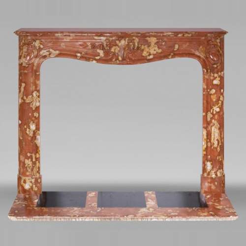 Jules CANTINI (attribué à), Cheminée de style Régence à palmette et enroulement, en marbre rouge de Vitrolles