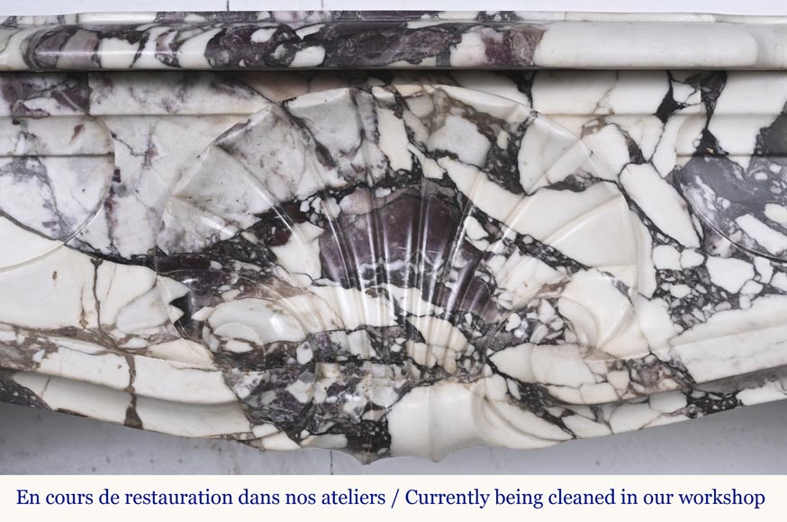 Cheminée de style Louis XV en brèche violette, décorée d'une coquille Cheminée de style Louis XV en brèche violette, décorée d'une coquille-1