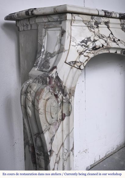 Cheminée de style Louis XV en brèche violette, décorée d'une coquille Cheminée de style Louis XV en brèche violette, décorée d'une coquille-4