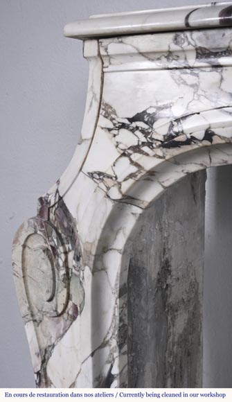 Cheminée de style Louis XV en brèche violette, décorée d'une coquille Cheminée de style Louis XV en brèche violette, décorée d'une coquille-5