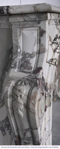 Cheminée de style Louis XV en brèche violette, décorée d'une coquille Cheminée de style Louis XV en brèche violette, décorée d'une coquille-6