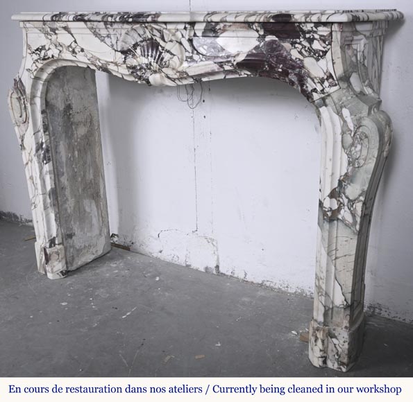 Cheminée de style Louis XV en brèche violette, décorée d'une coquille Cheminée de style Louis XV en brèche violette, décorée d'une coquille-8