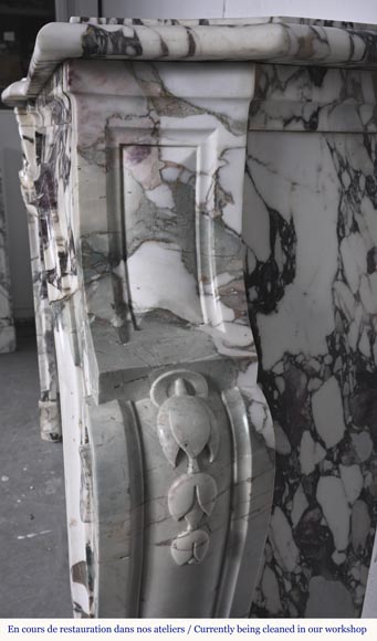 Cheminée de style Louis XV en brèche violette, décorée d'une coquille Cheminée de style Louis XV en brèche violette, décorée d'une coquille-10