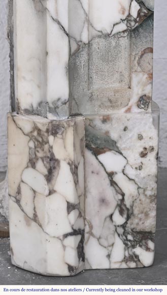 Cheminée de style Louis XV en brèche violette, décorée d'une coquille Cheminée de style Louis XV en brèche violette, décorée d'une coquille-11