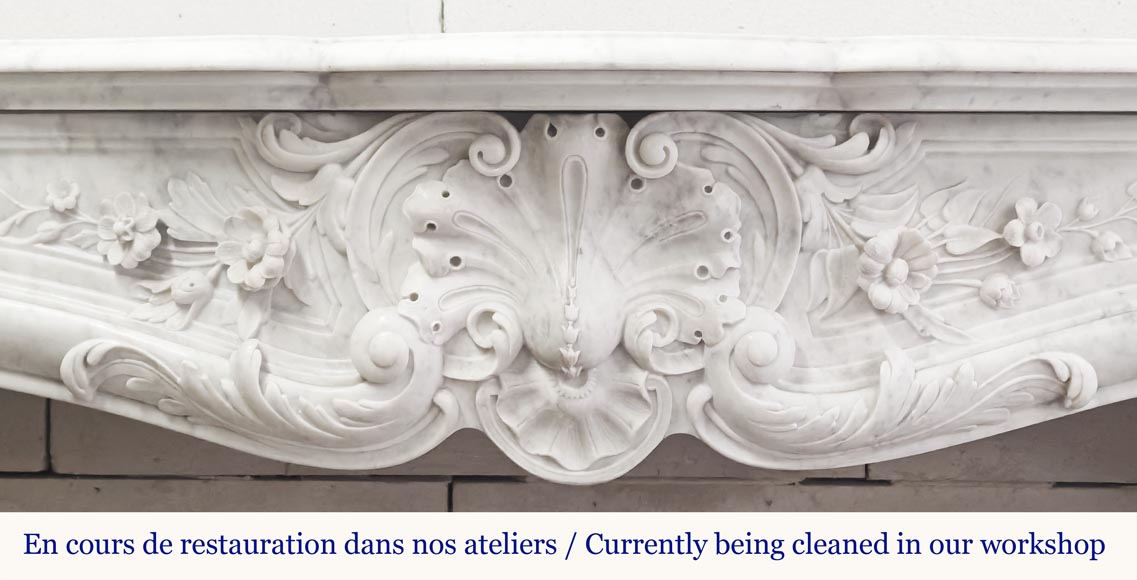 Cheminée de style Louis XV en marbre de Carrare, décorée d'une coquille fleurie Cheminée de style Louis XV en marbre de Carrare, décorée d'une coquille fleurie-1