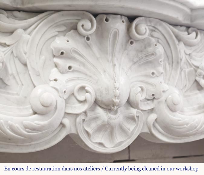 Cheminée de style Louis XV en marbre de Carrare, décorée d'une coquille fleurie Cheminée de style Louis XV en marbre de Carrare, décorée d'une coquille fleurie-2