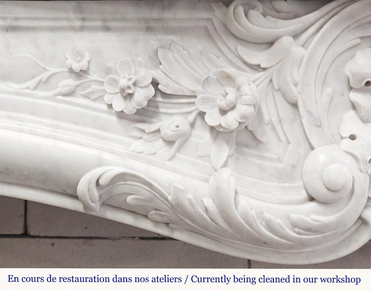 Cheminée de style Louis XV en marbre de Carrare, décorée d'une coquille fleurie Cheminée de style Louis XV en marbre de Carrare, décorée d'une coquille fleurie-3