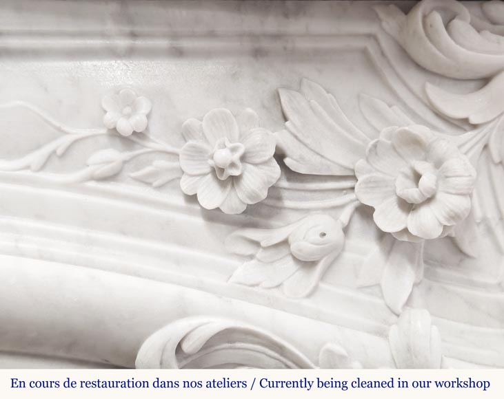 Cheminée de style Louis XV en marbre de Carrare, décorée d'une coquille fleurie Cheminée de style Louis XV en marbre de Carrare, décorée d'une coquille fleurie-4