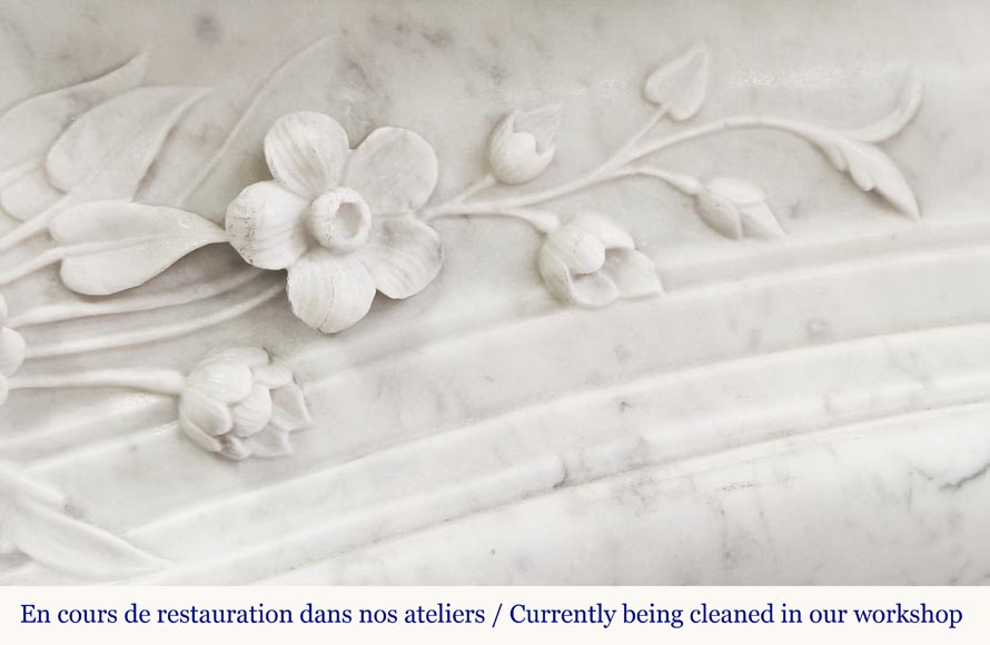 Cheminée de style Louis XV en marbre de Carrare, décorée d'une coquille fleurie Cheminée de style Louis XV en marbre de Carrare, décorée d'une coquille fleurie-5