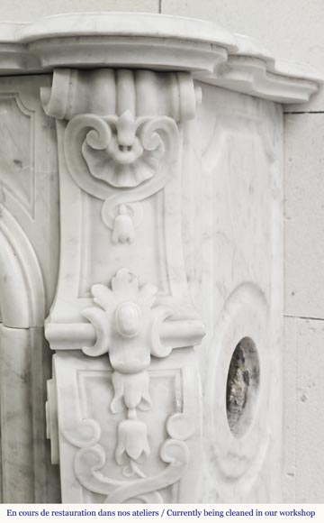 Cheminée de style Louis XV en marbre de Carrare, décorée d'une coquille fleurie Cheminée de style Louis XV en marbre de Carrare, décorée d'une coquille fleurie-12