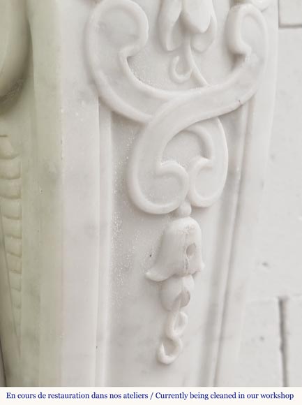 Cheminée de style Louis XV en marbre de Carrare, décorée d'une coquille fleurie Cheminée de style Louis XV en marbre de Carrare, décorée d'une coquille fleurie-13