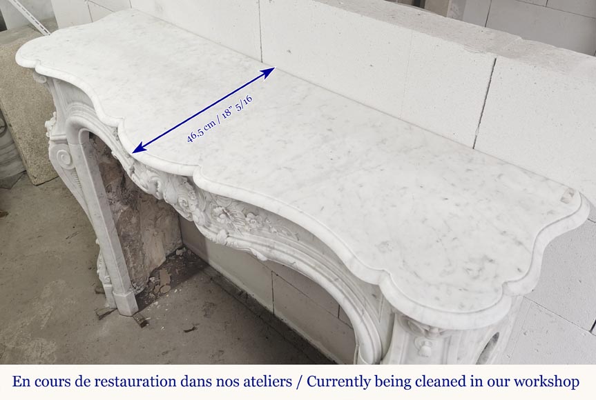 Cheminée de style Louis XV en marbre de Carrare, décorée d'une coquille fleurie Cheminée de style Louis XV en marbre de Carrare, décorée d'une coquille fleurie-15