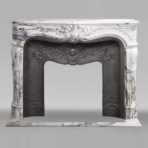 Cheminée de style Louis XV décorée d'une large coquille, en marbre Paonazzo