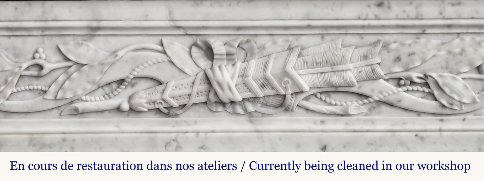 Cheminée de style Louis XVI en marbre de Carrare décorée d'un arc et d'un carquois Cheminée de style Louis XVI en marbre de Carrare décorée d'un arc et d'un carquois-1