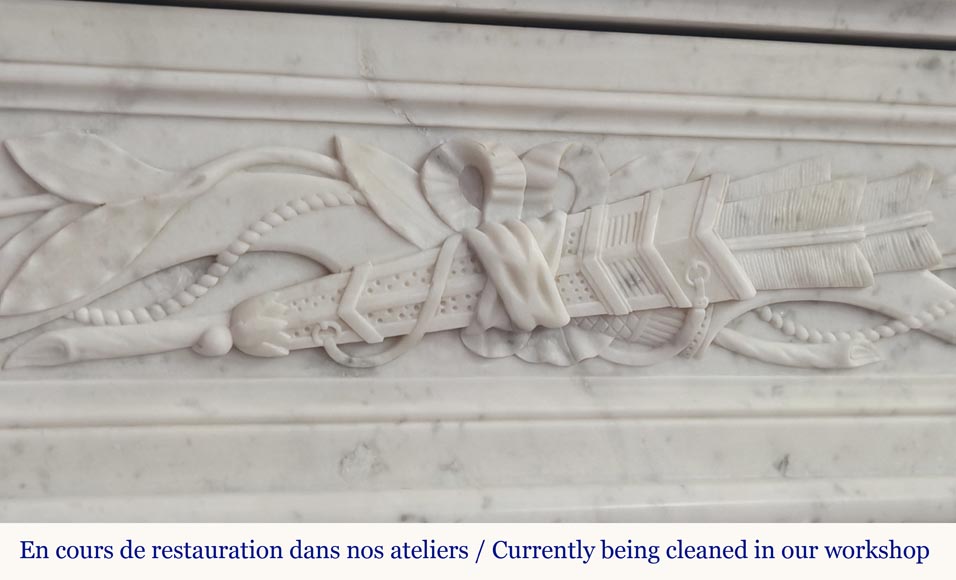 Cheminée de style Louis XVI en marbre de Carrare décorée d'un arc et d'un carquois Cheminée de style Louis XVI en marbre de Carrare décorée d'un arc et d'un carquois-2