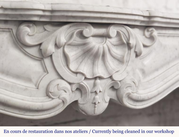 Grande cheminée de style Louis XV en marbre de Carrare décorée de coquilles et de fleurs Grande cheminée de style Louis XV en marbre de Carrare décorée de coquilles et de fleurs-1