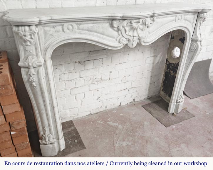 Grande cheminée de style Louis XV en marbre de Carrare décorée de coquilles et de fleurs Grande cheminée de style Louis XV en marbre de Carrare décorée de coquilles et de fleurs-2
