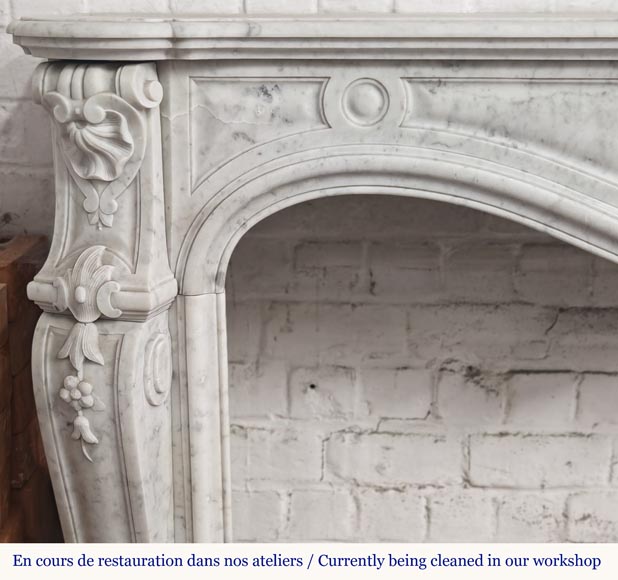 Grande cheminée de style Louis XV en marbre de Carrare décorée de coquilles et de fleurs Grande cheminée de style Louis XV en marbre de Carrare décorée de coquilles et de fleurs-3
