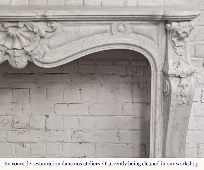Grande cheminée de style Louis XV en marbre de Carrare décorée de coquilles et de fleurs Grande cheminée de style Louis XV en marbre de Carrare décorée de coquilles et de fleurs-6