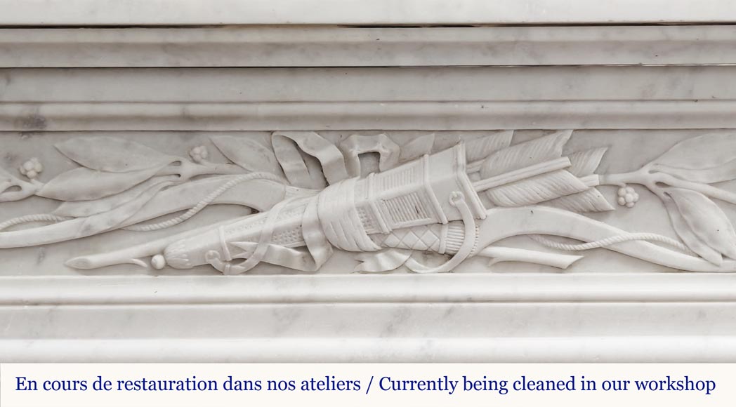 Cheminée de style Louis XVI à feuille d'acanthe, en marbre de Carrare Cheminée de style Louis XVI à feuille d'acanthe, en marbre de Carrare-1