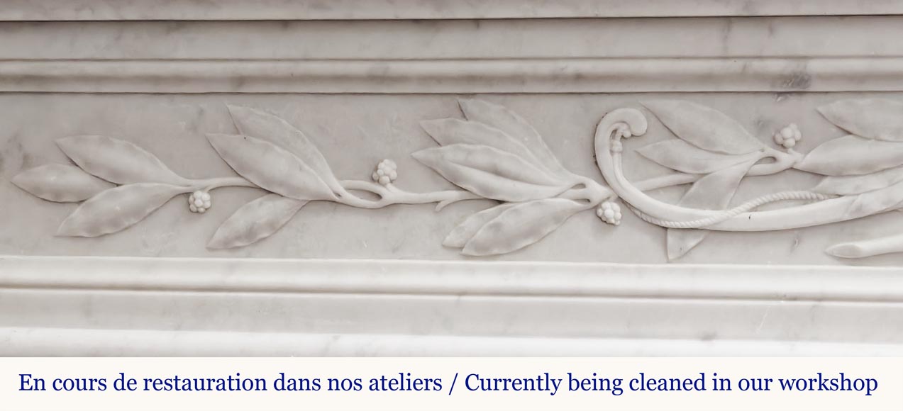 Cheminée de style Louis XVI à feuille d'acanthe, en marbre de Carrare Cheminée de style Louis XVI à feuille d'acanthe, en marbre de Carrare-2