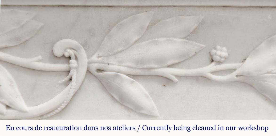 Cheminée de style Louis XVI à feuille d'acanthe, en marbre de Carrare Cheminée de style Louis XVI à feuille d'acanthe, en marbre de Carrare-3