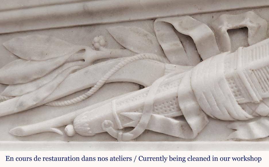 Cheminée de style Louis XVI à feuille d'acanthe, en marbre de Carrare Cheminée de style Louis XVI à feuille d'acanthe, en marbre de Carrare-4